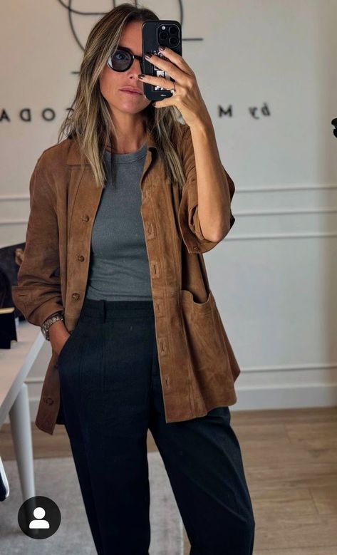 Suede Shirt Outfit, Suede Moto Jacket Outfit, Tan Blazer Outfits, Cool Weather Outfits, Moto Jacket Outfit, Winter Streetstyle, Jeans And Tops, Colors Outfit, Fall Blazer