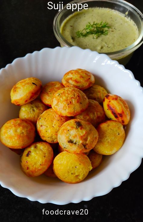 Suji Appe Recipe Indian, Appe Recipe Indian, Rava Appe, Suji Recipe, Appe Recipe, Delicious Food Image, South Indian Breakfast, Onion Chutney, Instant Breakfast