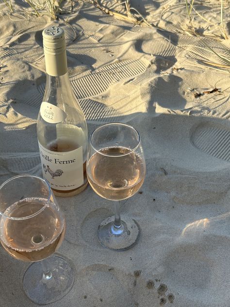 Colorful Wine Glasses, Wine Pics, Colored Wine Glasses, Wine Picnic, Rosé Wine, Fall Beach, Beach Drinks, Wine Photography, Beach Weekend