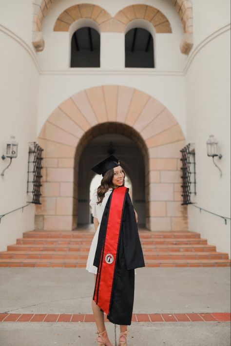 Sdsu Graduation Pictures, Traditional Graduation Pictures, Graduation Pics Ideas, School Photoshoot Ideas, College Graduation Photography, College Graduation Ideas, College Photoshoot, Grad Photo Poses, Photography Poses Outdoor