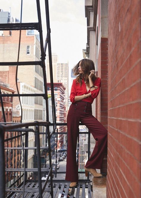 Burgundy Trousers Outfit, Outfit Pantalon Vino, Red Trousers Outfit, Outfit Pantalon Rojo, Burgundy Pants Outfit, Maroon Pants Outfit, Plum Pants, Slacks Outfit, Burgundy Trousers