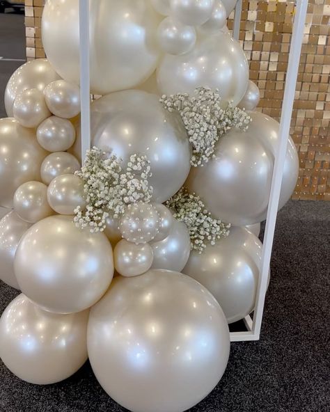 Balloon and event stylist | 𝘼𝙧𝙚 𝙗𝙖𝙡𝙡𝙤𝙤𝙣𝙨 𝙤𝙠𝙖𝙮 𝙖𝙩 𝙖 𝙬𝙚𝙙𝙙𝙞𝙣𝙜? . . . Hell yes 🙌 and especially when they look this gorgeous! Also how stunning is the pearl detail that’s… | Instagram Pearl Engagement Party, Pearl Birthday Theme, Diamonds And Pearls Theme, Pearl Balloon Arch, Wedding Balloon Backdrop, Pearl Wedding Decorations, Pearls Wedding Theme, Pearl Wedding Anniversary, Pearl Balloons