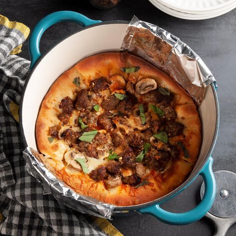 Dutch Oven Deep Dish Pizza, Delish Appetizers, Dutch Oven Pizza, Creuset Recipes, Freeze Pizza Dough, Oven Food, Best Dutch Oven, Stromboli Recipe, Meat Lasagna