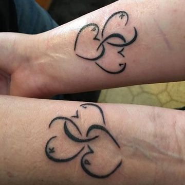 tatuajes para mamás e hijos de corazon Font Tato, Mom Daughter Tattoos, Tattoo Placements, Mother Tattoos, Mother Daughter Tattoos, Matching Tattoo, Tattoo Feminina, Tattoo Designs And Meanings, Family Tattoos