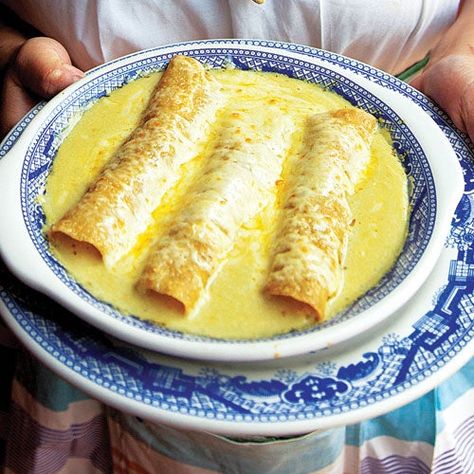 This cheesy, creamy dish originated at a Sanborns cafe in Mexico City in 1950. Its name, "Swiss enchiladas," alludes to its copious use of dairy. Enchilada Suiza, Tomatillo Recipes, Mexican Feast, Braised Pork Ribs, Mexican Comfort Food, Enchiladas Suizas, Frijoles Refritos, Marsala Chicken Recipes, Beef Empanadas