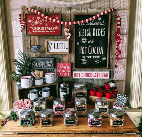 Rustic Hot Cocoa Bar, Christmas Hot Beverage Bar, Mobile Hot Cocoa Bar, Hot Chocolate Bar Decor, Hot Cocoa Bar Aesthetic, Christmas Hot Chocolate Station Ideas, Disney Hot Cocoa Bar, Hot Coco Bar Idea, Hot Cocoa Bar Ideas