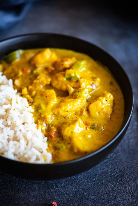 This Yellow Fish Curry recipe is loaded with super moist chunks of cod and green and red bell peppers drenched in a creamy, silky yellow curry. This restaurant-worthy family meal brings home the spice, is perfect for the entire family, and can be prepared in less than 30 minutes. Curry Fish Recipes, Yellow Curry Recipe, Curry Fish, Yellow Curry Paste, Seafood Risotto, Fish Curry Recipe, Yellow Curry, Mom Recipes, Bell Pepper Recipes