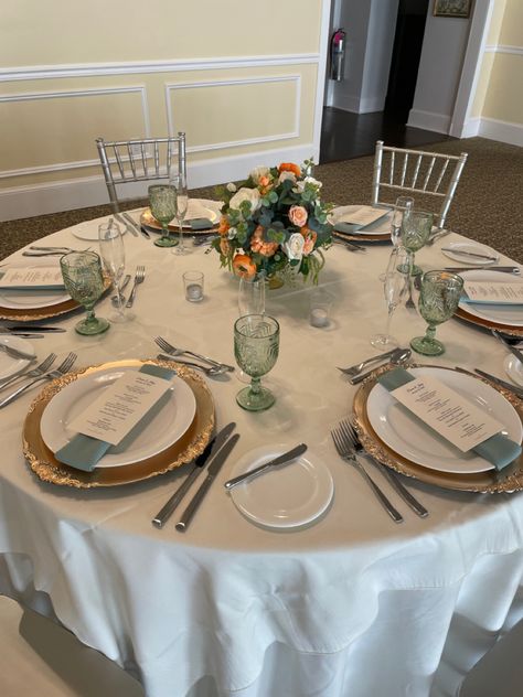 Green And Gold Wedding Place Settings, Sage Green Dinner Party, Banquet Themes, 20th Anniversary Ideas, Coastal Backyard, Bridal Dinner, Dinner Fancy, Napkin Folds, Green Napkins