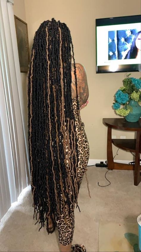 Soft Locs Multi Color, Black Brown And Blonde Soft Locs, Brown And Black Locs Black Women, Soft Locs Highlights, Highlight Soft Locs, Ombre Soft Locs Black Women, Brown Butterfly Locs Long, Honey Blonde Soft Locs Black Women, Long Fox Locs Hairstyles