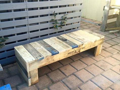 Garden Bench From Pallets, Diy Pallet Bench Indoor, Pallet Bench Indoor, Wood Pallet Bench Outdoor Seating, Palette Bench Outdoor, Pallet Benches Outdoor, Palet Bench, 2x4 Bench Diy, Bench With Pallets