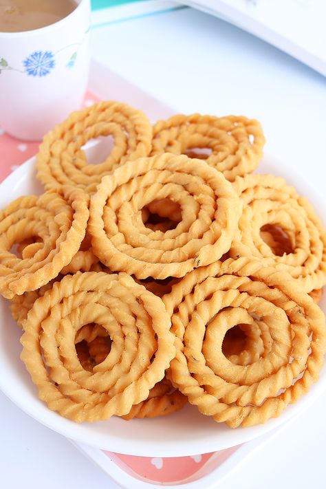 kai murukku South Indian Snacks Recipes, Rice And Dal, Desi Snacks, South Indian Snacks, Diwali Snacks, Organic Recipes Healthy, Urad Dal, Snack Prep, Organic Groceries