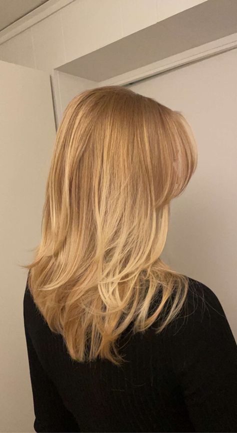 Mid Length Blonde Hair, Hair Styles For School, Styles For School, Short Length Hair, Blonde Layered Hair, Hair Layers, Summer Blonde Hair, Aesthetic Hairstyles, Layered Haircuts For Medium Hair