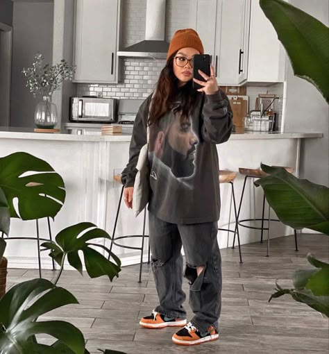 Thanksgiving Outfit Tomboy, Tomboy Chic Outfits Street Style, Street Style Midsize, Plus Size Tomboy Outfits, One Size Beanie For Fall Streetwear, Tomboy Femme Style Outfits Winter, Curvy Tomboy Outfits, Teyana Taylor Outfits Tomboys, Fall Streetwear Women