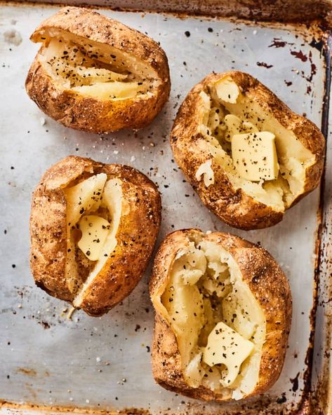 Jacket Potato Recipe, Baked Potato Dinner, Jacket Potatoes, Best Baked Potato, Making Baked Potatoes, Potato Dinner, Jacket Potato, Feel Good Food, Baked Potatoes