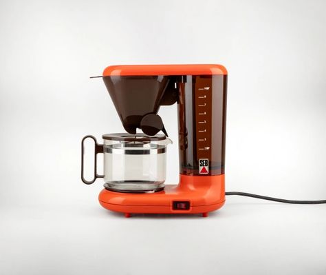 Fall in love with these 11 beautiful coffee makers that history forgot Industrial Design Trends, Filter Coffee Machine, Filter Coffee, Home Electronics, Beautiful Coffee, Retro Designs, Vintage Electronics, Favorite Kitchen, Coffee Grinder