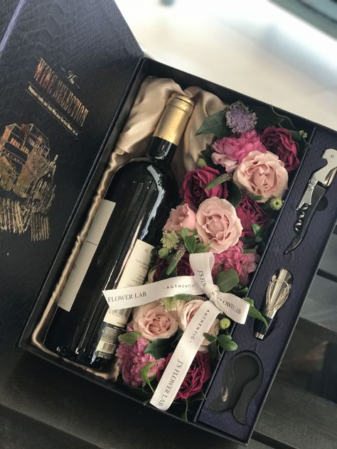 Flower box with wine Wine Arrangement Gift, Wine Boxes Gift Ideas, Wine Bottle Box Ideas, Wine And Flowers Gift Boxes, Wine Box Ideas Gift, Wine Arrangement, Champagne Gift Box, Wine Gift Box Ideas, Wine Box Gift