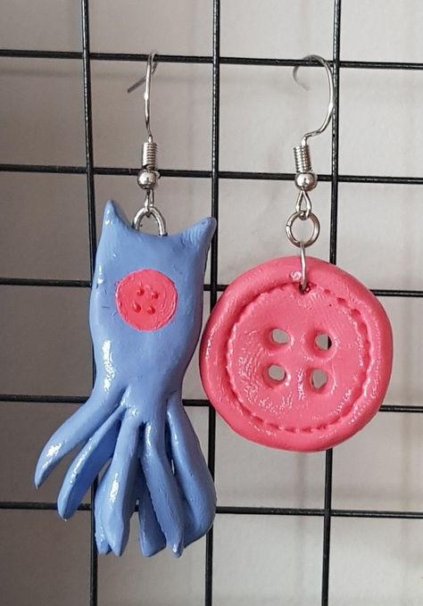 Coraline Polymer Clay, Cool Polymer Clay Ideas, Handmade Jewelry Clay, Coraline Clay Ideas, Coraline Diy Crafts, Coraline Pottery, Coraline Clay Art, Coraline Ceramics, Coraline Earrings