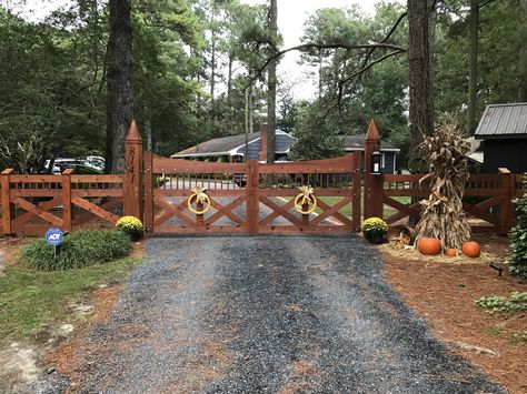 Driveway gate decorated for fall Fall Driveway Decor, Entrance Gates Driveway, Driveway Entrance Landscaping, Gate Entrance, Gate Decoration, Modern Gate, Driveway Entrance, Farm Gate, Mobile Home Porch