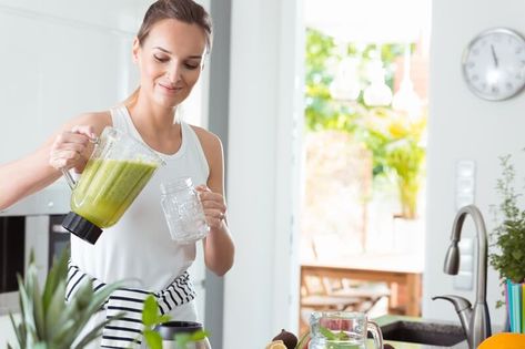 Vitamix Blender Review: Is It Worth It?; Woman pouring cocktail into jar from blender Smoothie Ingredient List, Vegetable Cocktails, High Calorie Smoothies, Liver Detox Recipes, Green Thickies, Liver Flush, Detox Your Liver, Vitamix Blender, Diet Smoothie Recipes