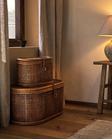 ADVANTAGES OF RATTAN BASKET Zara Home Bathroom, Light Airy Bedroom, Classic Style Interior, Cane Baskets, Wicker Trunk, Rattan Basket, Furniture Styles, Zara Home, Parisian Style