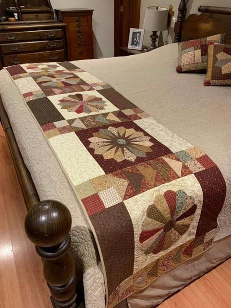 Christmas Table Runner Pattern, Bed Cover Design, Quilted Table Runners Patterns, Quilt Square Patterns, Christmas Bedding, Patchwork Quilt Patterns, Table Runner Pattern, Bed Runner, Quilted Table Runners