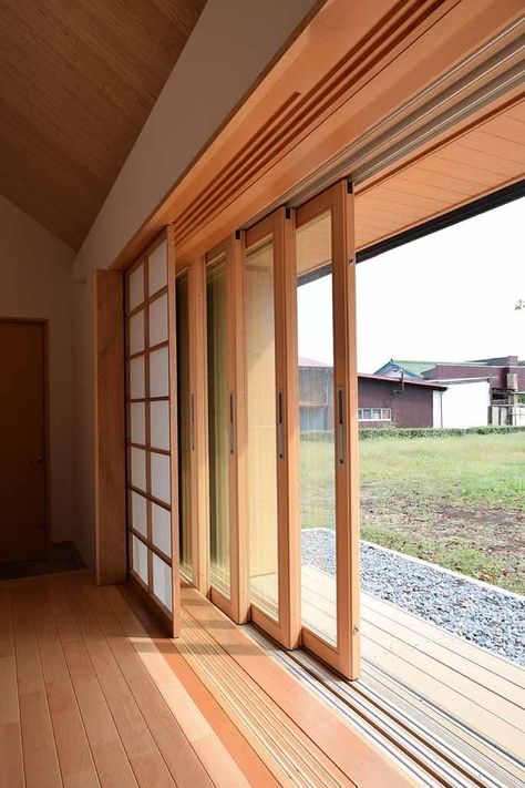 Sliding Door Architecture, Japanese Window Design, Wooden Doors And Windows, Lattice Patio, Zen House, Japanese Home Design, Dream Bedroom Inspiration, Japanese Style House, Dark Modern