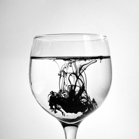 Art Falling, Movement Photography, Photography Water, Glass Photography, Space Photography, Water Projects, Ink In Water, Photography Challenge, Water Photography