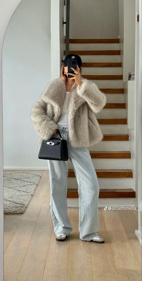 Snood Outfit, Black Fur Vest Outfit Winter, Outfit Con Montone, Prada Monolith Boots Outfit, Paris December Outfit, Fake Fur Coat Outfit, Women Winter Fashion, White Fluffy Jacket Outfit, Sporty Elegant Outfit