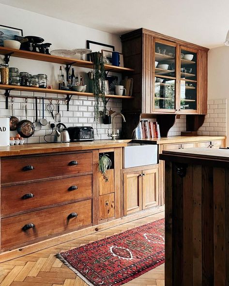 Estonian Interior Design, Hggye Decor, Deconstructed Kitchen Ideas, Eclectic Cottage Kitchen, Dark English Cottage Interiors, Primitive Modern Decor, Farm Cottage Exterior, Dark Cottage Kitchen, Witchy Kitchen Ideas