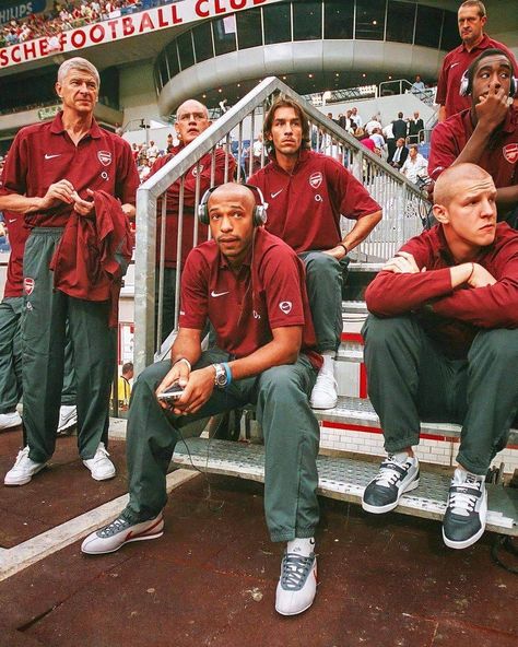 Old Football Players, Arsenal Photo, Football Aesthetic, Football Players Photos, Thierry Henry, Football Players Images, Football Photography, Arsenal Players, Football Pics