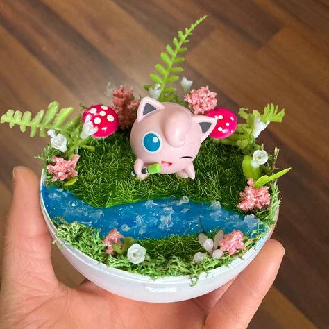 Jigglypuff Singing, Pokémon Pokeball, Pokemon Clay, Shrine Ideas, Pokemon Terrarium, Fairy Garden Terrarium, Clay Crafts For Kids, Garden Terrarium, Cute Clay