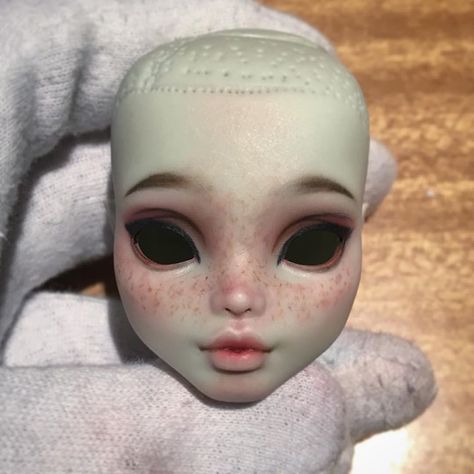 👨🏻‍🎨Creative Maker en Instagram: “WIP. Frankie with freckles! It feels so good to be creating again! #dolleyeopening #hausofdolls #dollcustom #ooakdoll #ooakmonsterhigh…” Monster High Doll Makeover, Repainted Monster High Dolls, Doll Face Up, Doll Face Up Monster High Repaint, Custom Dolls Repaint, Doll Repaint Tutorial, Doll Makeover, Doll Customs, Doll Customization