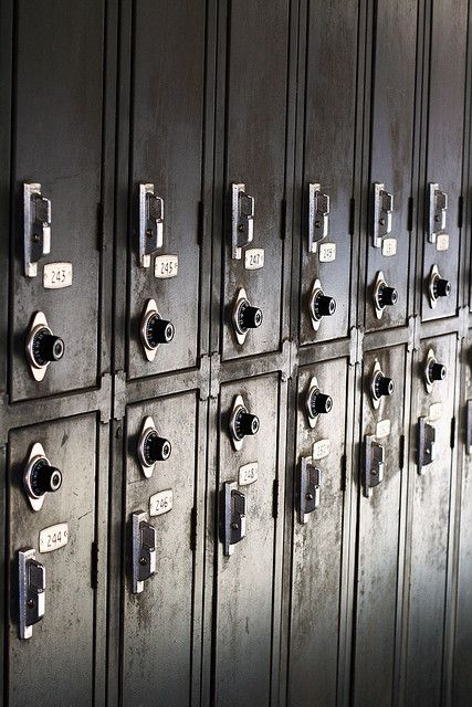 Old Lockers, Vintage Lockers, Industrial Style Decor, Bright Paintings, Old Skool, Interior Design Projects, Wall Colors, Decor Project, Vintage Decor