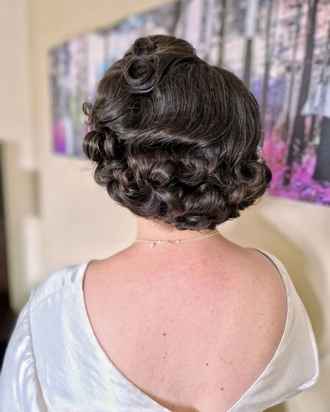 HAPPY 1ST ANNIVERSARY LUCY! Words can't say how memorable it was for me to style Lucy's hair for her wedding. She has wonderfully thick hair with a natural curl, so taming it into this short vintage style was an achievement. Plus I LOVE styling shorter hair like this. And, the most important part, she felt so confident and beautiful. Have a read of her thankyou card. It gave me all the warm and fuzzys! Official wedding photos @mirl.and.co - love this photographers work. #pinupcurl ##ha... 1959 Hairstyles, 1950s Short Hair, Vintage Curly Hair, Hairstyles For Moms, Happy 1st Anniversary, Pin Up Curls, Vintage Hairstyles Tutorial, Hairstyles Tutorial, Shorter Hair