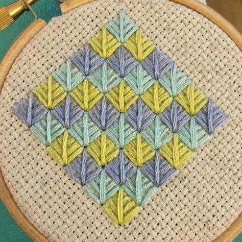 Pola Jaring, Cross Stitch Canvas, Stitch Canvas, Embroidery Patterns Ideas, Bargello Needlepoint, Cross Stitch Geometric, Plastic Canvas Stitches, Needlepoint Stitches, Embroidery Tutorial