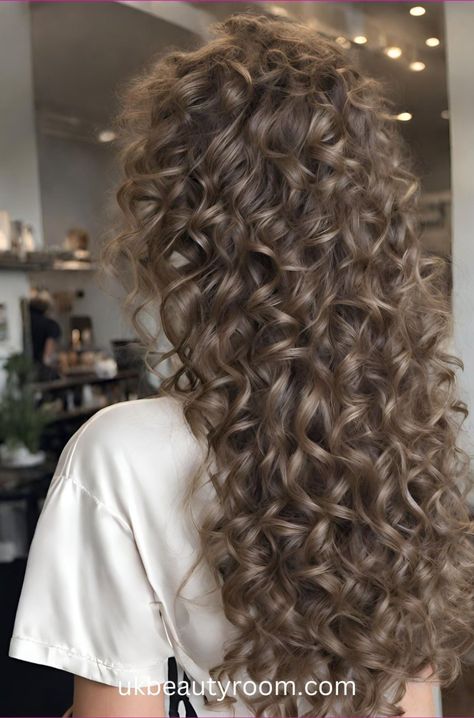 Do you want to know how to tone brown hair to ash? If your brunette hair has developed brassy tones or unwanted shades of red, orange or... Cool Toned Curly Hair, Brassy Brown Hair, Brassy Brunette, Tone Brown Hair, Ash Tone Hair, Warm Brown Hair, Ash Brown Hair Color, Brassy Hair, Short Hair Highlights