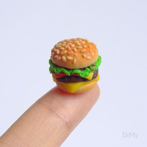 Fimo polymer clay burger Burger Polymer Clay, Clay Food Easy, Clay Burger, Easy Clay Ideas, Polymer Food, Food Polymer Clay, Food Clay, Polymer Clay Food, Polymer Clay Cake