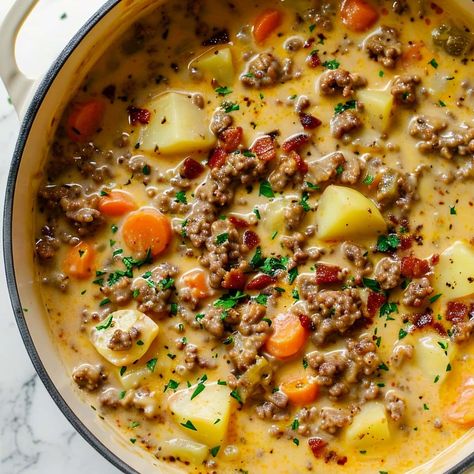 This incredible cheeseburger soup recipe will be your new go-to! It's full of ground beef, veggies, and plenty of cheese. It's everything you love about burgers in bowl form! Creamy Potato Bacon Soup, Mason Woodruff, Bacon Cheeseburger Soup, Cheese Burger Soup Recipes, Bacon Soup, Hamburger Soup, Protein Lunch, Good Recipe, Creamy Potato Soup