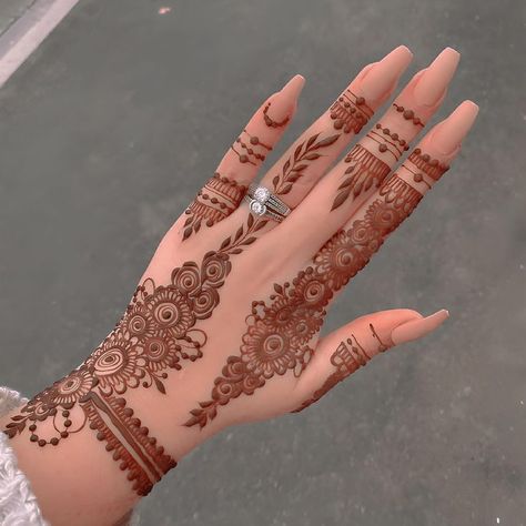 Indian Henna Designs, Henna Flower Designs, Henna Designs Back, Cute Henna Designs, Henna Style Tattoos, Mehndi Ideas, Eid Mehndi, Tattoo Designs Hand, Henna Designs Wrist