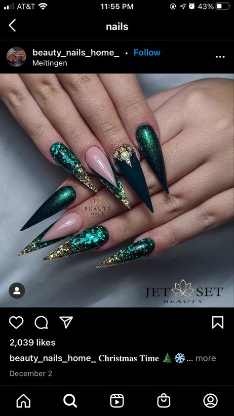 Hunter Green Gold Nails, Dark Green Stilleto Nails Designs, Green And Gold New Years Nails, Black Green Glitter Nails, Emerald Green Gothic Nails, Nail Stilleto Ideas Green, Jewel Green Nails, Dark Green Chrome Acrylic Nails, Black And Jade Nails