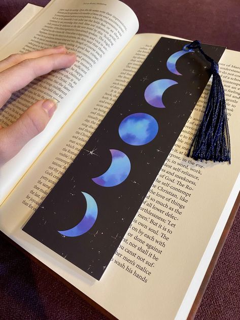 Black Bookmark, Disney Bookmarks, Handmade Bookmarks Diy, Phone Case Diy Paint, Bookmark With Tassel, Vintage Bookmarks, Diy Tumblr, Diy Projects Gifts, Diy Crafts Bookmarks