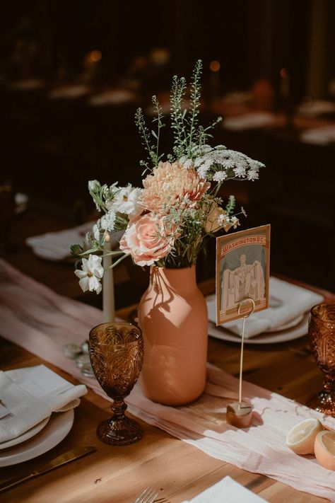 Terracotta Vase Centerpiece Wedding, Modern Mexican Centerpieces, Simple Wedding Centerpieces Terracotta, Terracotta Spanish Wedding, Cantaritos Flower Centerpieces, Wedding Terracotta Table Settings, Terra Cotta Pot Centerpieces, Terracota Centerpiece Wedding, Terracotta Floral Centerpiece