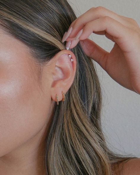 Gold And Black Jewelry, Minimalist Ear Piercings, Jewelry Guide, Ear Peircings, Earring Inspo, Gold Hoop Earring, Shower Dress, Cool Ear Piercings, Pretty Ear Piercings