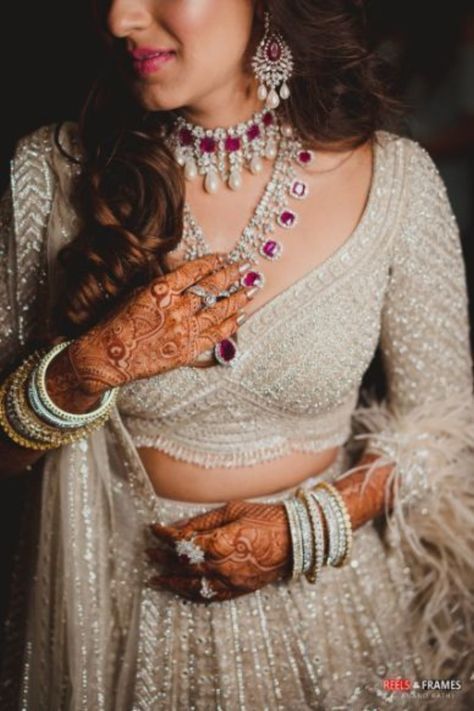 Mehendi Outfit, Bridal Jewellery Inspiration, Mumbai Wedding, Mehendi Outfits, Bridal Outfit, Diamond Necklace Designs, Indian Bridal Dress, Indian Bridal Outfits, Bridal Jewellery Indian