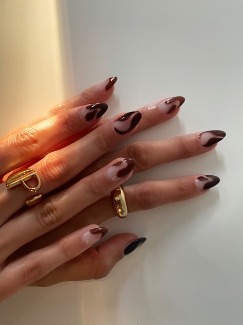 Nail Art On Brown Nails, Stylish Nails Fall, Check Nails Designs, Brow Nail Ideas, Brown Outline Nails, Brown Boho Nails, Colombia Inspired Nails, Unique Brown Nails, Summer Brown Nails