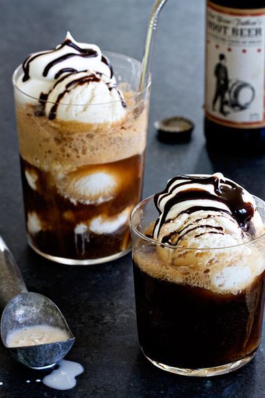 Adult root beer floats are the ultimate summer beverage Root Bear, Boozy Ice Cream, Root Beer Floats, Float Recipes, Bean Ice Cream, Ice Cream Sundaes, Ice Cream Floats, Beer Float, Vanilla Bean Ice Cream