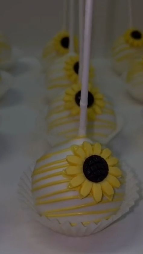 Sunflower Food Ideas, Sunflower Themed Desserts, Sunflower Themed Dessert Table, Sunflower Cake Pops, Sunflower Theme Chocolate Covered Strawberries, Sunflower Cakepops, Sunflower Cake Pop Ideas, Sunflower Oreos Chocolate Covered, Sunflower Bridal Shower Ideas