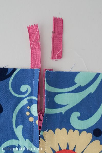 free-sewing-lesson Sewing Zippers, Sew A Zipper, Zipper Sewing, Zipper Tutorial, Polka Dot Chair, Sew Zipper, Sewing 101, How To Make Purses, Sewing Lessons