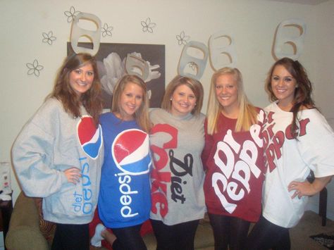 DIY soda can costumes! ahhh i know them haha  YAAAAY Delta Deltas :) Cool Couple Halloween Costumes, Diy Soda, Group Halloween Costume Ideas, Diy Group Halloween Costumes, Halloween Costumes Women Creative, Sibling Halloween Costumes, Best Group Halloween Costumes, Halloween Costumes To Make, Costumes College