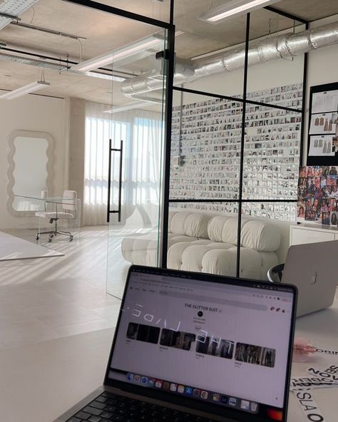 Aesthetic Office Space Business, Corporate Aesthetic Woman Office, Business Work Aesthetic Office, Office Interior Design Creative Wall, Office Interior Design Modern Corporate, Dream Office Luxury, Boutique Office Design, Office Interior Design Creative, Office Interior Design Luxury